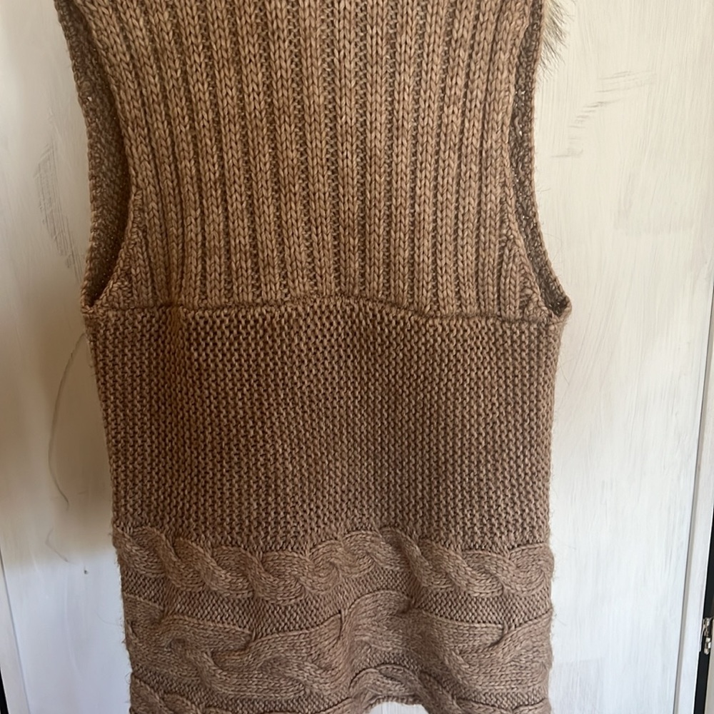 Trending Loft, adorable, tan and faux, fur wool vest, size large - Picture 5 of 5
